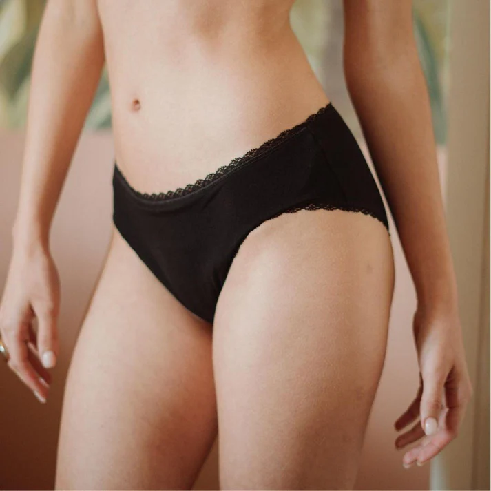 Culotte menstruelle flux abondant shorty Amande Elia Lingerie de profil