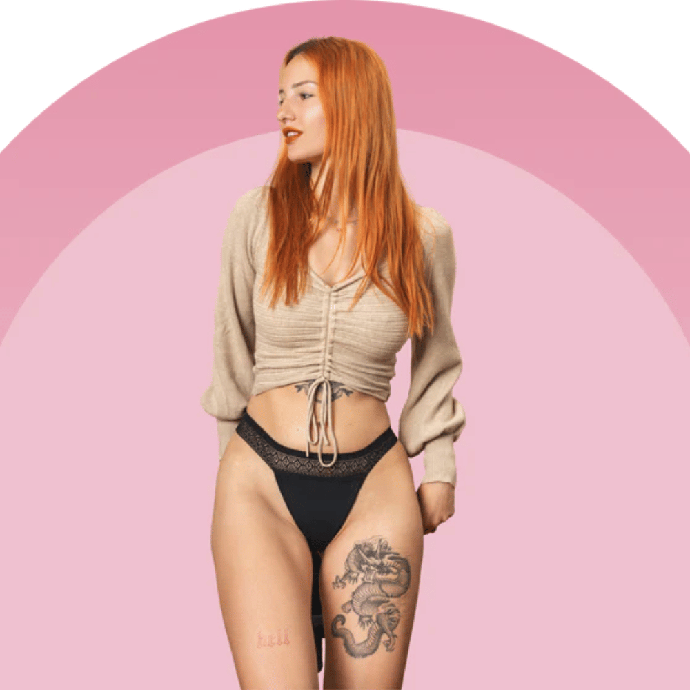 jeune femme portant son Tanga Menstruel Laura Mademoiselle Culotte