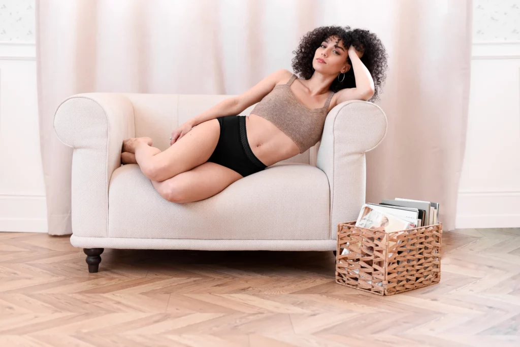 une femme dans un salon portant sa Culotte menstruelle Louloucup