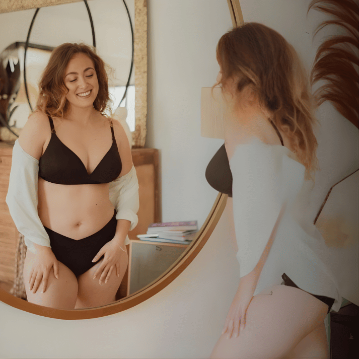 une femme portant sa composition de la culotte menstruelle taille haute Simone Elia Lingerie